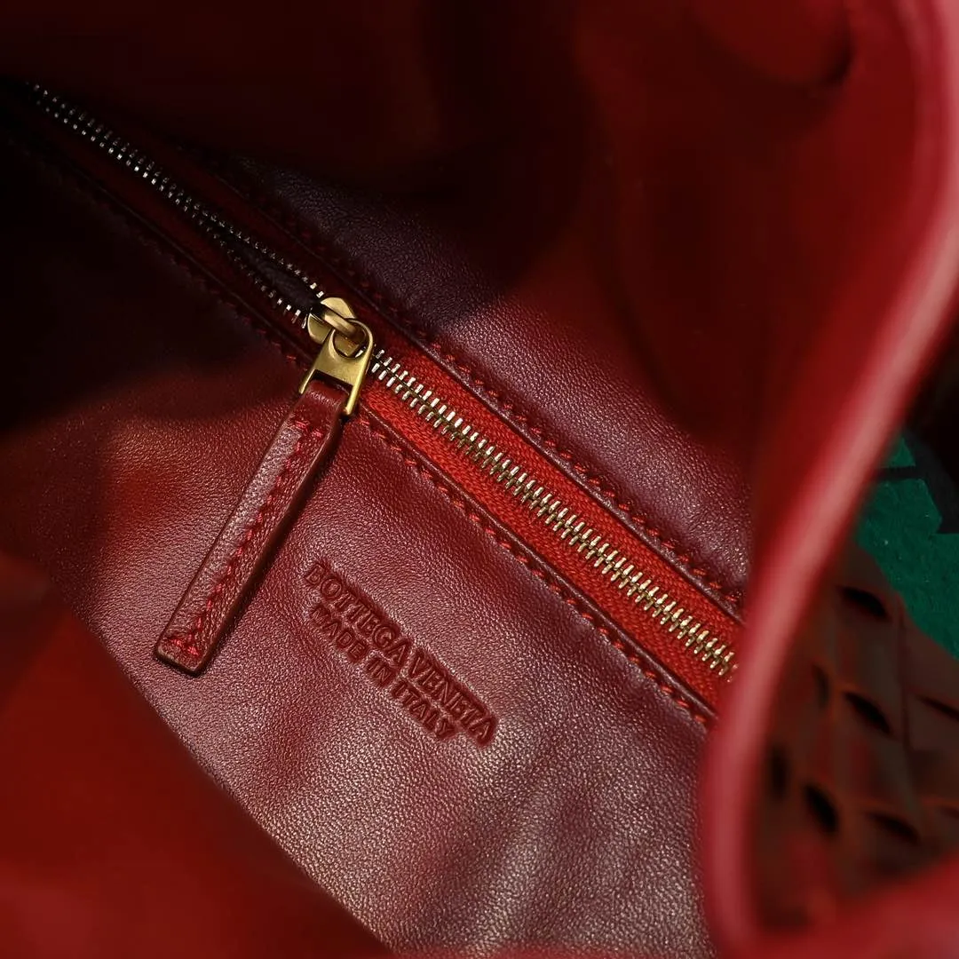 Batch 1960 #Bv new medium-sized HOP bag, the bag body and handles are made of a whole piece of woven leather. The bag body is soft and lazy. Hop symbolizes the praise of innovation and eternal craftsmanship [love]. The pyramid silhouette combines practicality and fashion. It is modern and casual, and the bag mouth is double-sided closed design, more convenient and safe! The cowhide texture also makes the bag more wear-resistant and durable. A must-have for fashionable ladies who like minimalism yet comfortable and casual! Size: 46x21x10cm Model: 6262